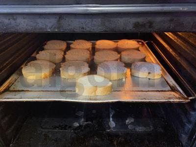 Krustingi česnakiniai sumuštiniai su šprotų Žingsnis 2