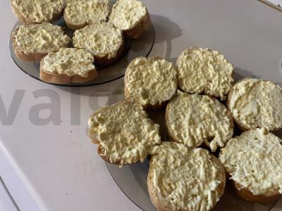 Krustingi česnakiniai sumuštiniai su šprotų Žingsnis 6