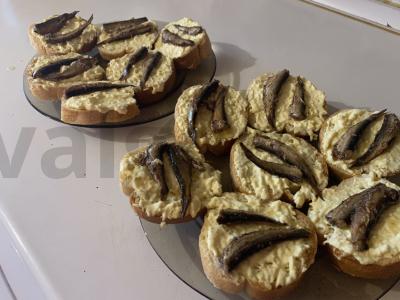 Krustingi česnakiniai sumuštiniai su šprotų Žingsnis 7