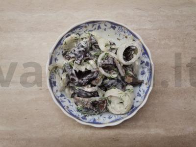 Paprastas sūdyto grybų salotas pagrindine nuotrauka