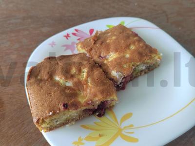 Varškės-uogų pyragas pagrindine nuotrauka