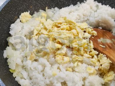 Ryžiai, kepti su kiaušiniais ir svogūnais Žingsnis 12