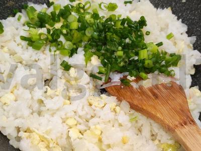 Ryžiai, kepti su kiaušiniais ir svogūnais Žingsnis 13