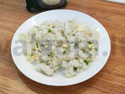 Ryžiai, kepti su kiaušiniais ir svogūnais pagrindine nuotrauka