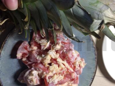 Salotas su sūriu ir ananasais pagrindine nuotrauka