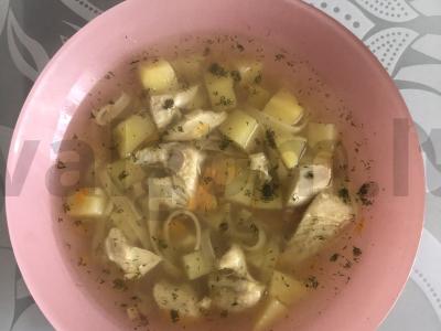 Sotūs vištienos sriuba su namine kiaušinių makaronais pagrindine nuotrauka