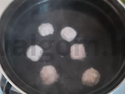 Sriuba su meatballs, makaronais ir šviežiais žalumynais Žingsnis 2