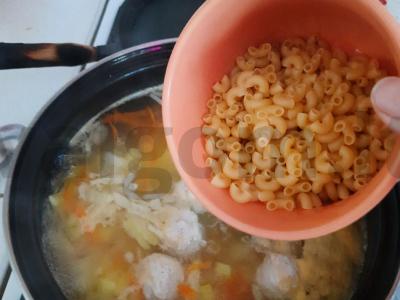 Sriuba su meatballs, makaronais ir šviežiais žalumynais Žingsnis 6