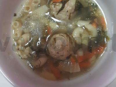 Sriuba su meatballs, makaronais ir šviežiais žalumynais pagrindine nuotrauka