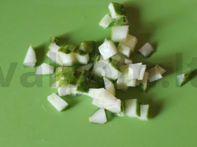 Sotūs karpio, agurkų, kiaušinių ir sūrio salotas Žingsnis 1