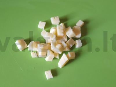 Sotūs karpio, agurkų, kiaušinių ir sūrio salotas Žingsnis 2