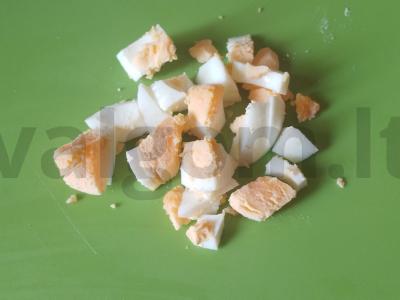 Sotūs karpio, agurkų, kiaušinių ir sūrio salotas Žingsnis 3