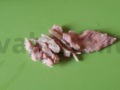 Sotūs karpio, agurkų, kiaušinių ir sūrio salotas Žingsnis 4