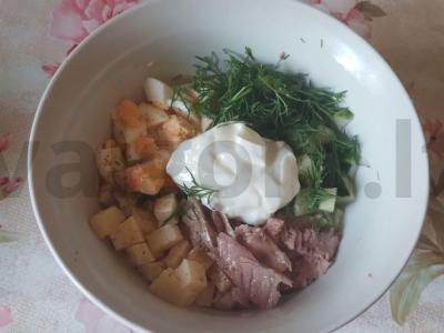 Sotūs karpio, agurkų, kiaušinių ir sūrio salotas Žingsnis 5