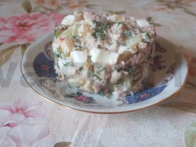 Sotūs karpio, agurkų, kiaušinių ir sūrio salotas pagrindine nuotrauka