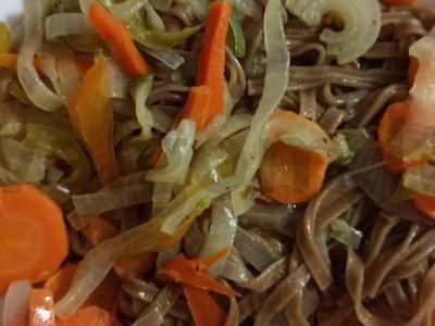 Grikių makaronai su daržovėmis ir sezamu pagrindine nuotrauka