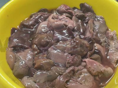 Vištienos kepenėlės su padažu pietums Žingsnis 1