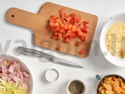 Salotas su kalakutienos filė ir rūkytomis vištienos šlaunelėmis Žingsnis 1