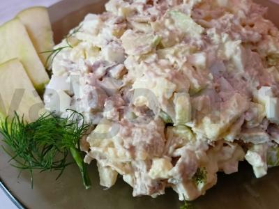 Vištienos, kiaušinio ir obuolio salotas pagrindine nuotrauka