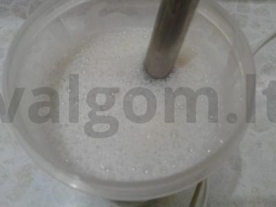 Pieno kokteilis su aviečių uogiene ir bananais Žingsnis 2