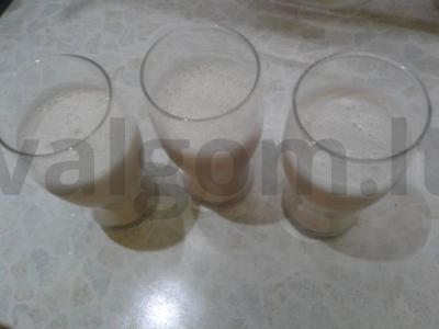 Pieno kokteilis su aviečių uogiene ir bananais pagrindine nuotrauka