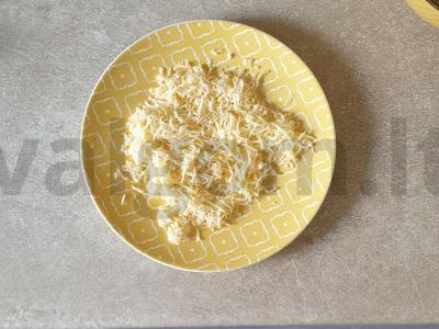 Mėsa puoduose su daržovėmis ir sūriu Žingsnis 4