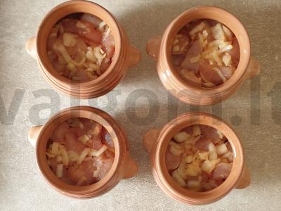 Mėsa puoduose su daržovėmis ir sūriu Žingsnis 5