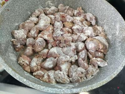 Vištienos kepenėlės grietinėlėje Žingsnis 3