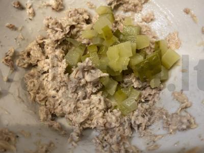 Kiaušiniai, įdaryti sardinėmis, marinuotais agurkais ir korėjietiška morkų salotomis Žingsnis 2