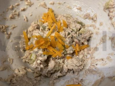 Kiaušiniai, įdaryti sardinėmis, marinuotais agurkais ir korėjietiška morkų salotomis Žingsnis 3