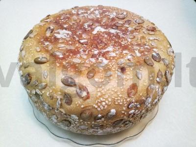 Skrudintas ir aromatingas duona su sėklomis lėtoje viryklėje pagrindine nuotrauka