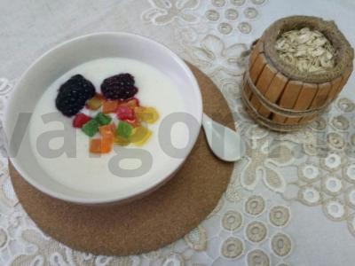 Vegetariškas avižų kisielius su migdolų pienu pagrindine nuotrauka