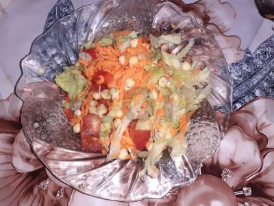 Salotas su daigintu avinžirniu pagrindine nuotrauka