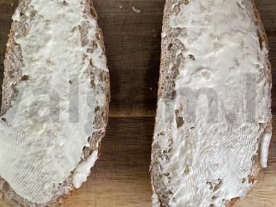 Sumuštiniai su agurkais, šprotų, majonezo ir petražolių Žingsnis 2