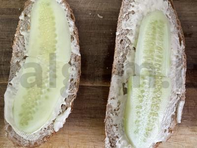Sumuštiniai su agurkais, šprotų, majonezo ir petražolių Žingsnis 3