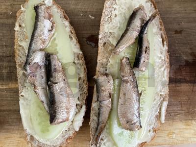 Sumuštiniai su agurkais, šprotų, majonezo ir petražolių Žingsnis 4