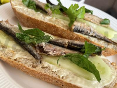 Sumuštiniai su agurkais, šprotų, majonezo ir petražolių pagrindine nuotrauka