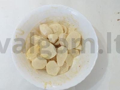 Bulvės su vištiena česnakinėje padaže, keptos orkaitėje Žingsnis 2