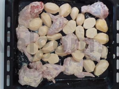 Bulvės su vištiena česnakinėje padaže, keptos orkaitėje Žingsnis 3