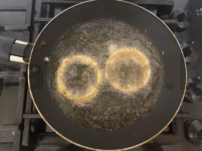 Žiedai iš svogūnų tešloje žiūrint mėgstamą filmą Žingsnis 10