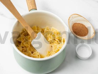 Kalakutienos filė su farfalle makaronais Žingsnis 1