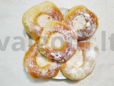 Velykiniai bandelės-nestai pagrindine nuotrauka