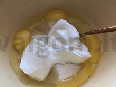 Slyvų pyragas su grietine Žingsnis 1