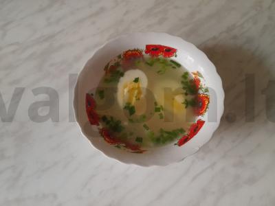 Sotūs vištienos sultinys su kiaušiniu ir žolelėmis pagrindine nuotrauka