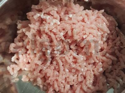 Kiaulienos ir jauno cukinijos kotletai Žingsnis 1