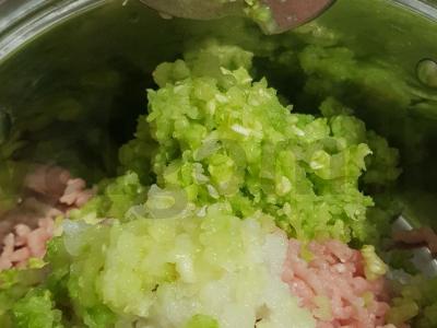 Kiaulienos ir jauno cukinijos kotletai Žingsnis 2