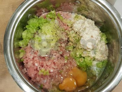 Kiaulienos ir jauno cukinijos kotletai Žingsnis 5