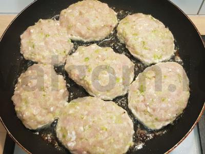 Kiaulienos ir jauno cukinijos kotletai Žingsnis 6