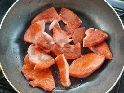 Šiltas salotas „Tolimas kelias“ su virta dešra Žingsnis 2