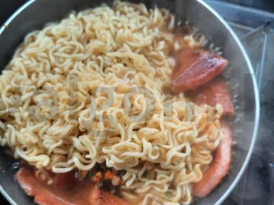 Šiltas salotas „Tolimas kelias“ su virta dešra Žingsnis 3